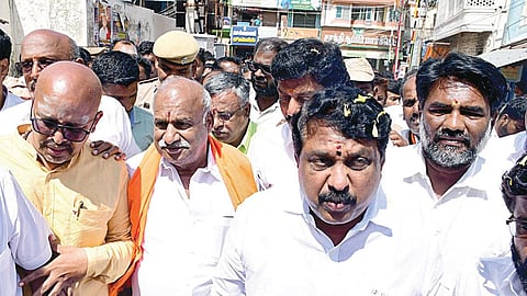 திருப்பரங்குன்றம் மலை மீதுள்ள காசி விஸ்வநாதர் கோயிலில் சுவாமி தரிசனம் செய்ய சென்ற தமிழ்நாடு சட்டப்பேரவை பாஜக குழு தலைவர் நயினார் நாகேந்திரன், இந்து முன்னணி மாநிலத் தலைவர் காடேஸ்வரா சுப்பிரமணியம் உள்ளிட்டோர்படம்: எஸ்.கிருஷ்ணமூர்த்தி