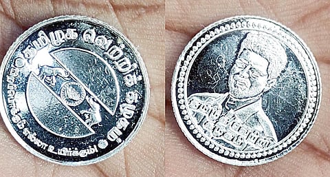 தவெக தலைவர் விஜய் படம் பொறித்த வெள்ளி நாணயம்.