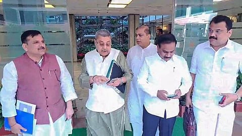 வக்பு வாரிய ஜேபிசி கூட்டத்தில் 10 எதிர்க்கட்சி எம்.பி.க்கள் நாள் முழுவதும் சஸ்பெண்ட்: காரணம் என்ன?