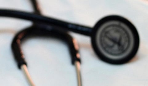 கரோனா பேரிடரில் உயிரிழந்த அரசு மருத்துவரின் மனைவிக்கு அரசு வேலை: சட்ட போராட்​டக்​குழு வலியுறுத்தல்