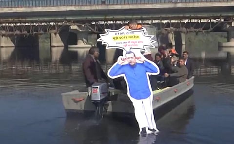 கேஜ்ரிவாலின் கட்-அவுட்டை யமுனையில் மூழ்கச் செய்து டெல்லி பாஜகவினர் நூதன பிரச்சாரம்