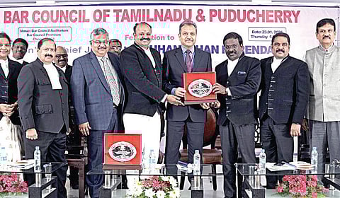 தமிழ்நாடு புதுச்சேரி பார் கவுன்சிலில் சட்டப்படிப்பு முடித்த மாணவர்கள் வழக்கறிஞராக பதிவு செய்யும் நிகழ்ச்சியில் சிறப்பு விருந்தினராகப் பங்கேற்ற உயர் நீதிமன்ற நீதிபதி ஜெகதீஷ் சந்திராவுக்கு நினைவுப் பரிசு வழங்கப்பட்டது. உடன் உத்தராகண்ட் உயர் நீதிமன்ற தலைமை நீதிபதி குகநாதன் நரேந்தர், தமிழ்நாடு புதுச்சேரி பார் கவுன்சில் தலைவர் பி.எஸ்.அமல்ராஜ் உள்ளிட்டோர் உள்ளனர்.