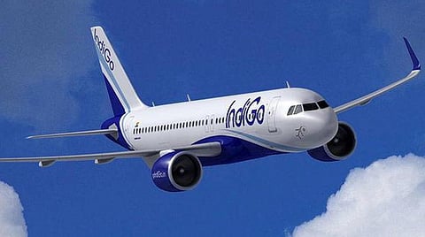 கொச்சியில் இருந்து சென்னை வந்த விமானத்தில் 2 பயணிகள் ஒருவரை ஒருவர் தாக்கி கொண்டதால் பரபரப்பு