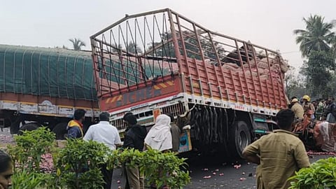 கிருஷ்ணகிரி மாவட்டம் பர்கூர் அருகே லாரிகள் மோதியதில் 3 ஓட்டுநர்கள் உட்பட 4 பேர் உயிரிழப்பு: 3 பேர் படுகாயம்