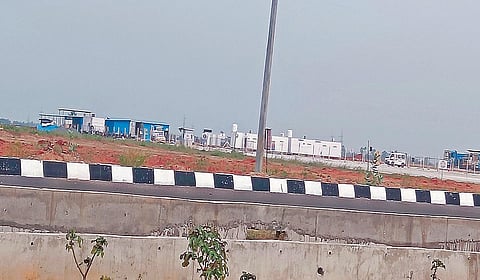 சென்னை - திருச்சி தேசிய நெடுஞ்சாலையில் இருந்து எலவனாசூர்கோட்டைக்குச் செல்லும் இருவழிப்பாதை சிப்காட் வரை மாநில நெடுஞ்சாலை துறையால் நான்கு வழிச்சாலையாக தரம் உயர்த்தப்படுகிறது.