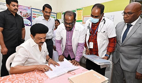 திண்டிவனம் அருகே ஒலக்கூர் வட்டார ஆரம்ப சுகாதார நிலையத்தில் முதல்வர் ஸ்டாலின் ஆய்வு மேற்கொண்டார். 