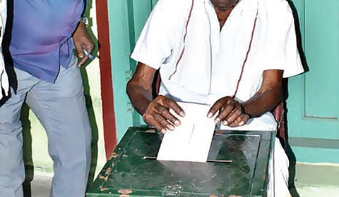 ஈரோடு கிழக்கு தொகுதியைச் சேர்ந்த 85 வயதுக்கு மேற்பட்ட வாக்காளர் ஒருவர் நேற்று தனது தபால் வாக்கினைப் பதிவு செய்தார்.