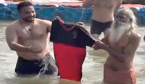 கும்பமேளாவில் ஆர்சிபி ஜெர்சி புனிதக் குளியல்?