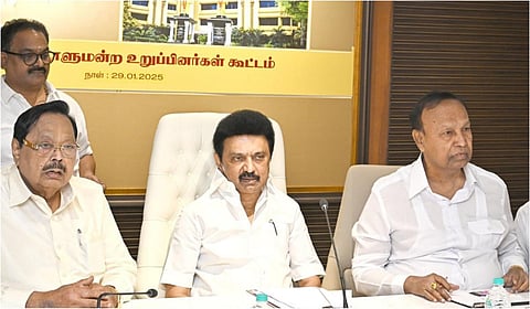 சென்னையில் திமுக தலைவரும், தமிழக முதல்வருமான மு.க.ஸ்டாலின் தலைமையில் அக்கட்சியின் எம்.பி.க்கள் கூட்டம் நடைபெற்றது.