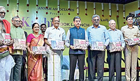 சென்னை அன்னம் அசோசியேட்ஸ் சார்பில் எழுத்தாளர் சுப்பு சுந்தரம் எழுதிய ‘காசி கும்பாபிஷேகம்’ நூல் வெளியீட்டு விழா, மயிலாப்பூர் பாரதிய வித்யா பவனில் நேற்று நடைபெற்றது. விழாவில் ஆளுநர் ஆர்.என்.ரவி நூலை வெளியிட்டார். ‘துக்ளக்' ஆசிரியர் எஸ்.குருமூர்த்தி, மத்திய அரசின் கூடுதல் சொலிசிட்டர் ஜெனரல் ஏ.ஆர்.எல்.சுந்தரேசன், ‘இந்து’ என்.ரவி, கிருஷ்ணா ஸ்வீட்ஸ் உரிமையாளர் எம்.முரளி, சென்னை ஐஐடி இயக்குநர் வி.காமகோடி, பிள்ளையார்பட்டி பிச்சை குருக்கள் உள்ளிட்டோர் உடனிருந்தனர். | படம்: எஸ்.சத்தியசீலன் |