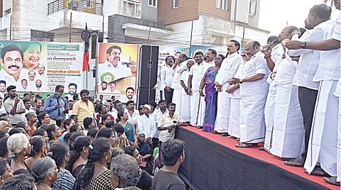 தாம்பரம் மாநகராட்சியில் அடிப்படை வசதிகள் நிறைவேற்றப்படாததைக் கண்டித்து, அதிமுக சார்பில் முன்னாள் அமைச்சர் டி.ஜெயக்குமார் தலைமையில் ஆர்ப்பாட்டம் பெருங்களத்தூரில்  நேற்று நடைபெற்றது. | படம்: எம்.முத்துகணேஷ் |