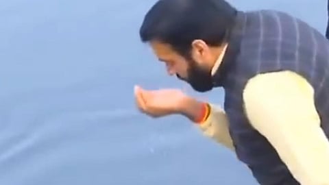 யமுனையில் நீர் அள்ளி பருகிய ஹரியானா முதல்வர்