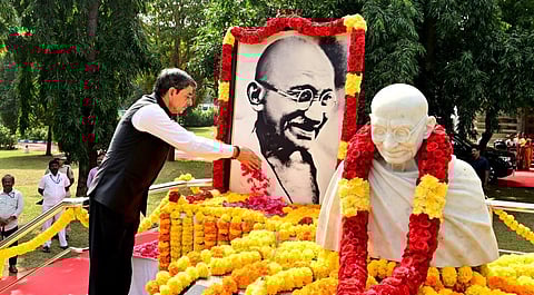 திராவிட சித்தாந்தம் கொண்டவர்களால் கடுமையாக கேலி செய்யப்பட்ட காந்தி - ஆளுநர் ரவி சொல்வது என்ன?