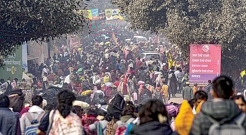 உத்தர பிரதேசத்தின் பிரயாக்ராஜில் மகா கும்பமேளா நடைபெறுகிறது. அங்கு நேற்று பக்தர்கள் கூட்டம் அலைமோதியது. கூட்ட நெரிசலை தவிர்க்க பல்வேறு கட்டுப்பாடுகள் விதிக்கப்பட்டு உள்ளன. படம்: பிடிஐ