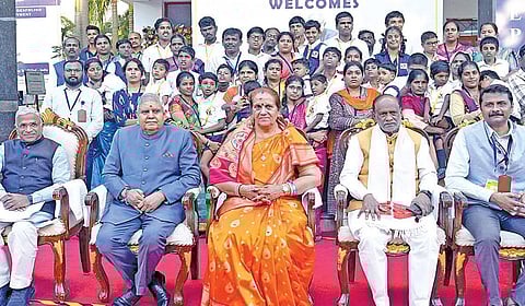 சென்னை அருகே உள்ள முட்டுக்காட்டில் இயங்கி வரும் ஒன்றுக்கும் மேற்பட்ட ஊனமுற்றோரின் மேம்பாட்டுக்கான தேசிய நிறுவனம் ஏற்பாடு செய்திருந்த செவித்திறன் – கண்பார்வை குறைபாடுள்ள மாற்றுத் திறனாளிகளுக்கான 3-வது தேசிய கருத்தரங்கில் குடியரசு துணைத் தலைவர் ஜக்தீப் தன்கர், அவரது மனைவி சுதேஷ் தன்கருடன் கலந்து கொண்டார். மாநிலங்களவை துணைத் தலைவர் ஹரிவன்ஷ் நாராயணன் சிங், மாநிலங்களவை உறுப்பினர்கள் கே.லட்சுமண், திருச்சி சிவா, ஒன்றுக்கும் மேற்பட்ட ஊனமுற்றோரின் மேம்பாட்டுக்கான தேசிய நிறுவனத்தின் இயக்குநர் நசிகேத ரவுத், செவித்திறன் மற்றும் கண்பார்வை குறைபாடுள்ள மாற்றுத் திறனாளிகள் மேம்பாட்டு நிறுவன இயக்குநர் சமீர் தாலே ஆகியோர் உடனிருந்தனர்.