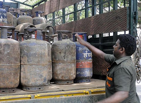 வணிக பயன்பாட்டுக்கான சிலிண்டர் விலை குறைப்பு: சென்னையில் ரூ.1959.50-க்கு விற்பனை