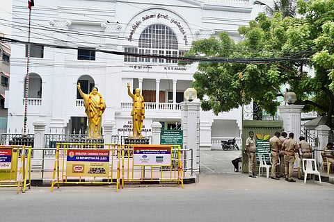 இரட்டை இலை சின்னம், அதிமுக உட்கட்சி விவகாரம்: தேர்தல் ஆணையம் சொல்வது என்ன?