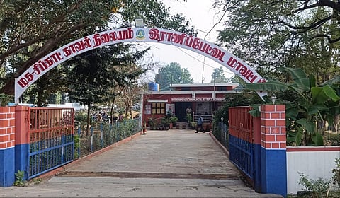 பெட்ரோல் குண்டு வீசப்பட்ட ராணிப்பேட்டை மாவட்டம் சிப்காட்  காவல் நிலைய வளாகம்