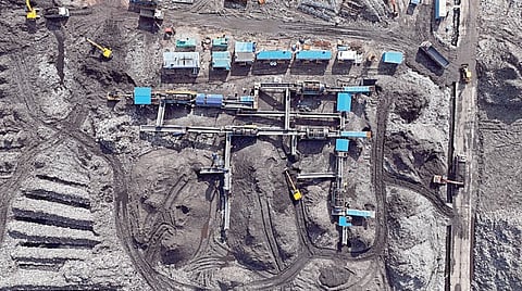 கொடுங்கையூர் குப்பை கிடங்கை பயோமைனிங் முறையில் மீட்டெடுக்கும் பணிகள் நடைபெற்று வருகின்றன.