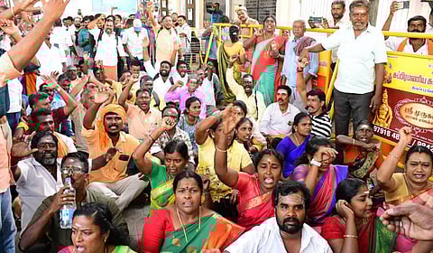 திருப்பரங்குன்றத்தில் தடையை மீறி ஆர்ப்பாட்டத்தில் ஈடுபட்ட 200-க்கும் மேற்பட்டவர்களை போலீஸார் கைது செய்தனர். | படங்கள்: எஸ்.கிருஷ்ணமூர்த்தி