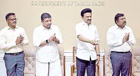 955 அரிய உள்ளடக்கங்கள் இடம்பெற்றுள்ள கலைஞர் கருவூலம் சிறப்பு இணையதள பக்கம்: முதல்வர் தொடங்கினார்