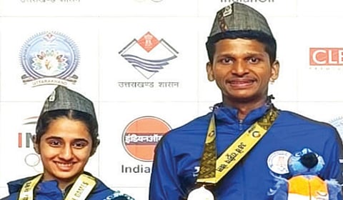 தேசிய விளையாட்டு போட்டியில் பாட்மிண்டன் கலப்பு இரட்டையர் பிரிவில் தங்க பதக்கம் வென்ற தமிழகத்தின் ஆத்யா வரியத், சதீஷ் கருணாகரன்.