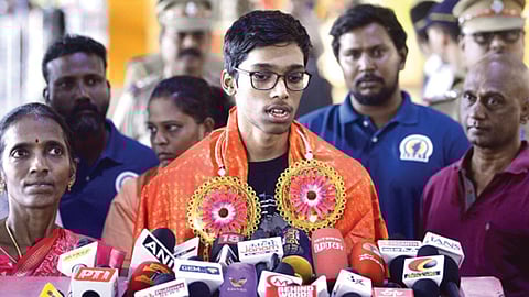 நெதர்லாந்தில் நடைபெற்ற டாடா ஸ்டீல் செஸ் தொடரில் இந்திய கிராண்ட் மாஸ்டரான ஆர்.பிரக்ஞானந்தா சாம்பியன் பட்டம் வென்றிருந்தார். நேற்று தாயகம் திரும்பிய அவருக்கு சென்னை விமான நிலையத்தில் தமிழ்நாடு விளையாட்டு மேம்பாட்டு ஆணையம் சார்பில் வரவேற்பு அளிக்கப்பட்டது. | படம்: எம்.முத்துகணேஷ்