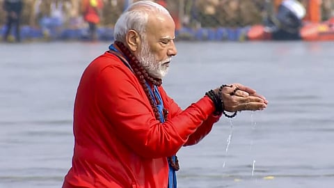 மகா கும்பமேளா: திரிவேணி சங்கமத்தில் புனித நீராடினார் பிரதமர் மோடி