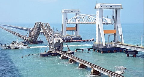 பாம்பன் புதிய ரயில்வே பாலத்தை பிப்.11-ல் திறக்க ஏற்பாடு தீவிரம்