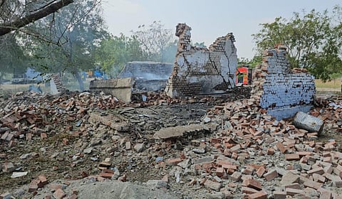 விருதுநகர் அருகே பட்டாசு ஆலையில் ஏற்பட்ட வெடி விபத்தில் 8 அறைகள் இடிந்து தரைமட்டமானது