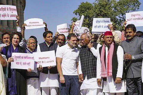 இந்தியர்கள் நாடு கடத்தப்பட்ட விவகாரம் - நாடாளுமன்றத்துக்கு உள்ளேயும் வெளியேயும் எதிர்க்கட்சிகள் போராட்டம்