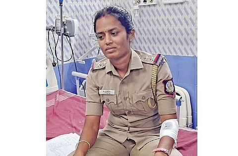 காரைக்குடி மருத்துவமனையில் அனுமதிக்கப்பட்டுள்ள காவல் உதவி ஆய்வாளர் பிரணிதா.