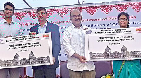 சென்னை பொது அஞ்சலகத்தின் நிரந்தர ஓவிய அஞ்சல் முத்திரை வெளியிடும் நிகழ்வு பாரிமுனையில் நேற்று நடைபெற்றது. இதில் சென்னை நகர மண்டல அஞ்சல் துறைத் தலைவர் ஜி.நடராஜன் சிறப்பு முத்திரையை வெளியிட்டார். எழுத்தாளர் எஸ்.ராமகிருஷ்ணன், சென்னை நகர மண்டல அஞ்சல் துறை இயக்குநர் மேஜர்
எம்.மனோஜ், உதவி இயக்குநர் ஜி.பாபு, சென்னை பொது அஞ்சலகத்தின் முதன்மை அஞ்சல் அதிகாரி சுவாதி மதுரிமா உள்ளிட்டோர் உடனிருந்தனர். படம்: ம.பிரபு