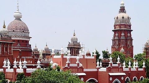 சட்டவிரோதமாக தனது வீட்டை இடித்ததாக நடிகை கவுதமி மீது வழக்கு தொடர அனுமதி கோரி தயாரிப்பாளர் மனைவி வழக்கு