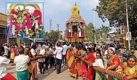 திருப்பரங்குன்றம் சுப்பிரமணிய சுவாமி கோயிலில் தை தெப்ப திருவிழாவின் 9-ம் நாளான நேற்று வைரத் தேரோட்டம் நடைபெற்றது. இதில் ஏராளமான பக்தர்கள் பங்கேற்று வடம் பிடித்து இழுத்தனர். (உள்படம்) சிறப்பு அலங்காரத்தில் சுப்பிரமணிய  சுவாமி தெய்வானையுடன் அருள்பாலித்தார். | படங்கள்: எஸ்.கிருஷ்ணமூர்த்தி |