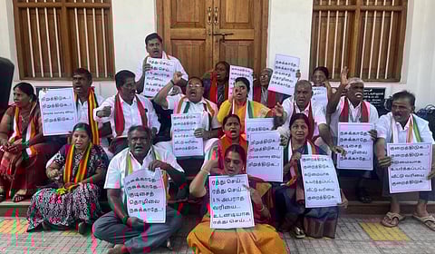 கோவை மாநகராட்சி மன்ற அலுவலகத்தின் முன்பு திமுக கூட்டணி கட்சி கவுன்சிலர்கள் போராட்டத்தில் ஈடுபட்டனர் | 
படங்கள் : ஜெ.மனோகரன் 