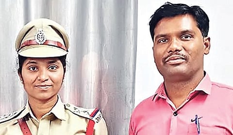 எஸ்ஐ ஜபீனா பேகத்துடன் காவலர் லால்யா நாயக்