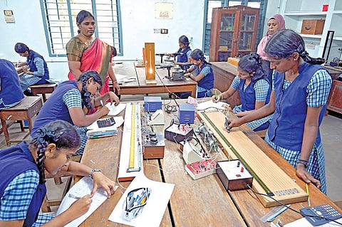 தமிழகம் முழுவதும் பிளஸ் 2 செய்முறை தேர்வு தொடங்கியது: பிப்ரவரி 14 வரை நடைபெறுகிறது