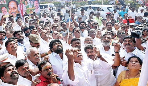 என்.ஆர்.காங்கிரஸ் கட்சியின் 15-வது ஆண்டு விழாவை முன்னிட்டு, புதுச்சேரியில் உள்ள கட்சி அலுவலகத்தில் கட்சிக் கொடியேற்றிய கட்சியின் நிறுவனர் என்.ரங்கசாமி. படம்: எம்.சாம்ராஜ்