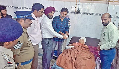 ரயிலில் இருந்து தள்ளிவிடப்பட்ட கர்ப்பிணியின் கருவில் இருந்த சிசு உயிரிழப்பு