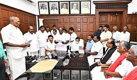 ஈரோடு கிழக்கு தொகுதி எம்.எல்.ஏ-வாக பதவியேற்ற வி.சி.சந்திரகுமாருக்கு சபாநாயகர் அப்பாவு பதவிப்பிரமாணம் செய்து வைத்தார்.