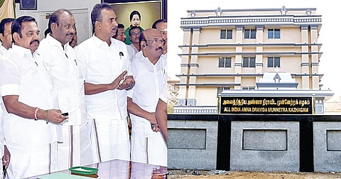 டெல்லியில் அதிமுகவின் புதிய அலுவலகத்தை கட்சியின் பொதுச் செயலாளர் பழனிசாமி, சென்னையில் இருந்தபடி காணொலி காட்சி மூலமாக நேற்று திறந்துவைத்தார். உடன் முன்னாள் அமைச்சர்கள் மற்றும் நிர்வாகிகள். (அடுத்த படம்) டெல்லியில் திறக்கப்பட்டுள்ள அதிமுக அலுவலகம். படம்: எஸ்.சத்தியசீலன்