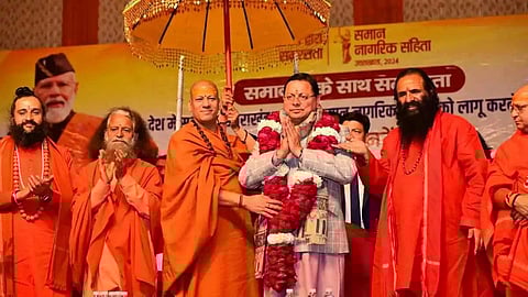 பொது சிவில் சட்டம் அமல்படுத்திய உத்தராகண்ட் முதல்வர் தாமிக்கு கும்பமேளாவில் துறவிகள் பாராட்டு