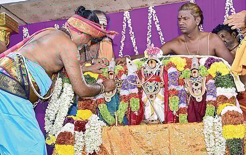 தைப்பூச திருவிழாவையொட்டி  பழநி பெரியநாயகியம்மன் கோயிலில் நடைபெற்ற திருக்கல்யாண வைபவத்தில் எழுந்தருளிய வள்ளி, தெய்வானை சமேத முத்துக்குமார சுவாமி. படம்: நா. தங்கரத்தினம்