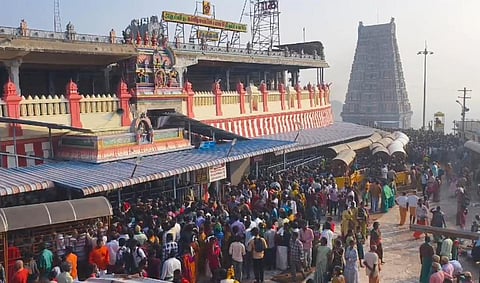  திருத்தணி சுப்பிரமணியசுவாமி கோயிலில் தைப்பூச திருவிழாவை முன்னிட்டு இன்று அதிகாலை முதல் ஆயிரக்கணக்கான பக்தர்கள் குவிந்து நீண்ட நேரம் காத்திருந்து சுவாமி தரிசனம் செய்து வருகின்றனர்.