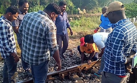 கரூர் அருகே தண்டவாளத்தில் விரிசல்: எர்ணாகுளம் - காரைக்கால் விரைவு ரயில் நிறுத்தப்பட்டதால் விபத்து தவிர்ப்பு