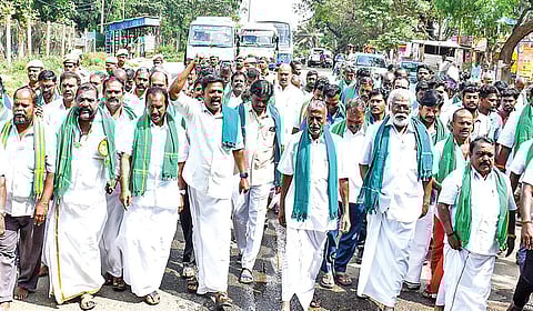 தமிழக விவசாயிகள் லோயர் கேம்பில் நடத்திய பேரணி.