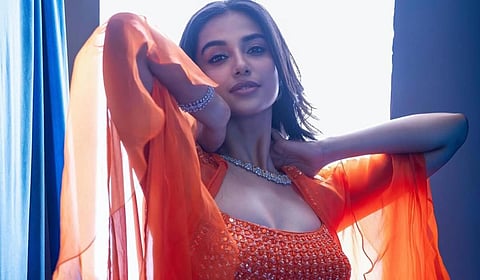 Click Bits: வசீகரப் பார்வையுடன் ஆரஞ்சு அலர்ட்... மீனாட்சி சவுத்ரி!