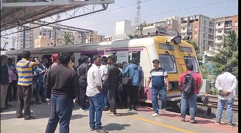 அரக்கோணம் - சென்ட்ரல் மின்சார ரயில் சேவை பாதிப்பு: பயணிகள் கடும் அவதி