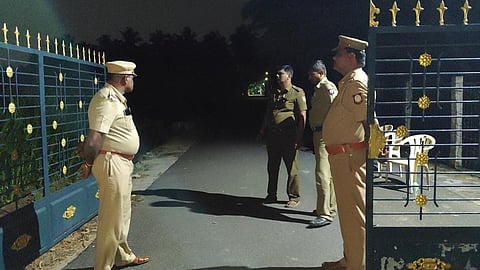 செங்கோட்டையனின் தோட்டத்து வீட்டில் பாதுகாப்பு பணியில் போலீஸார்.